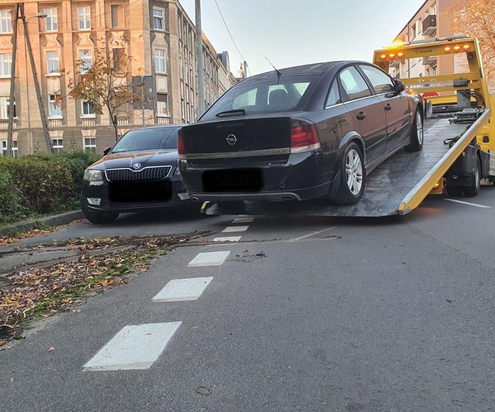 Straż Miejska usuwa wraki z ulic Leszna. Mieszkańcy odzyskują miejsca parkingowe