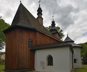 To jedna z najciekawszych wsi w Małopolsce. Jej nazwa jest owiana tajemnicą