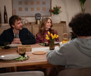 Rodzinka.pl 17 sezon odcinek 295 (odc. 8). Magda (Olga Kalicka), Tomek (Maciej Musiał), Kacper (Mateusz Pawłowski)