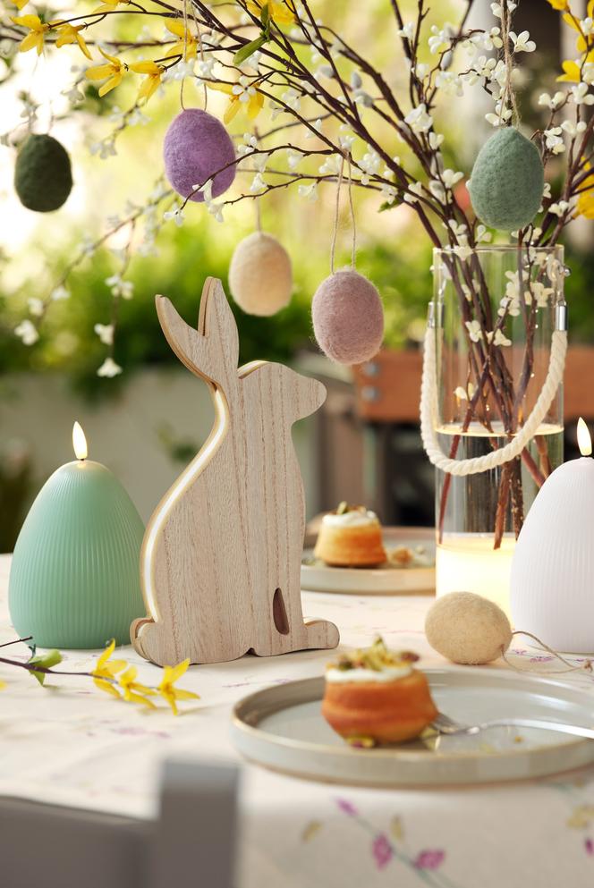 Wielkanocny stół pięknie nakryty - fokus na ozdoby