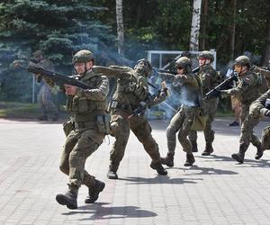 Efektowne ćwiczenia WOT w Czernikowie pod Toruniem. Scenariusz zakładał atak przeciwnika na szkołę z kilkudziesięcioma uczniami