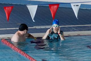 Proboszcz z Plebanii pluska się z młodziutką aktorką