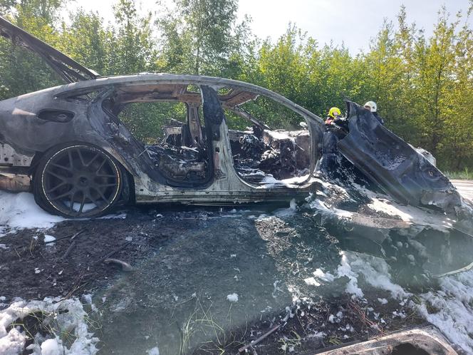 Pożar mercedesa w Lyskach. Auto całkowicie spłonęło