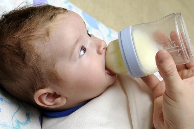Karmisz butelką? Sprawdź, jak to wpływa na odporność niemowlęcia