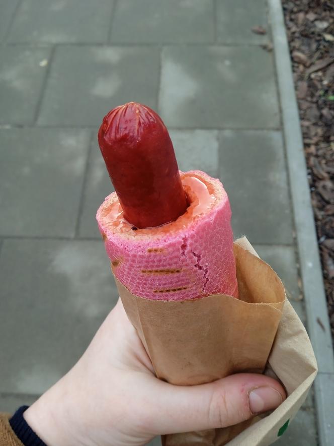 Różowy hot-dog w Żabce na Walentynki