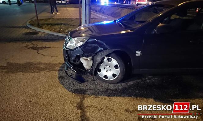 ZDERZENIE motoroweru z osobówką! Jedna osoba trafiła do szpitala