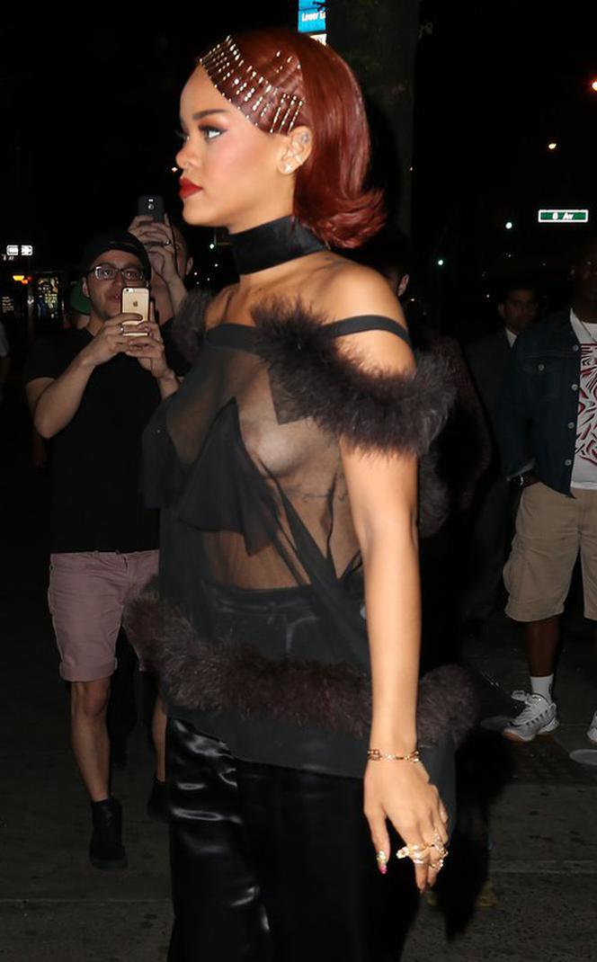 Rihanna pokazała piersi