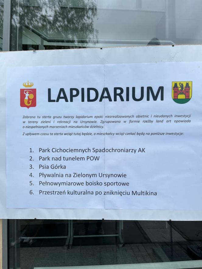 Przed urzędem dzielnicy zbudowano kolejne „Lapidarium”. „Mamy dość urzędniczych absurdów”