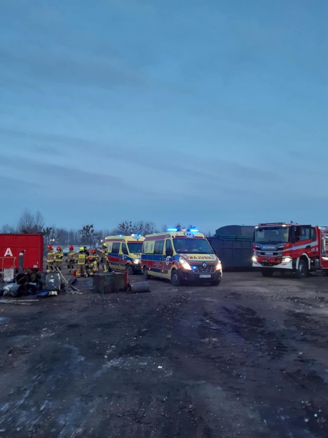 Wierzbica. Wybuch w zakładzie pracy. Dwóch mężczyzn rannych, jeden ciężko. Wypadek pod Radomiem [ZDJĘCIA].