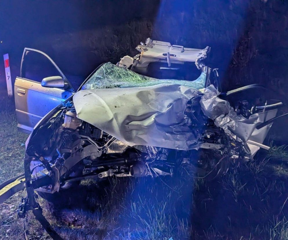 Tragiczny wypadek na DK 16. Czołowe zderzenie audi i volkswagena. Dwie osoby zginęły na miejscu