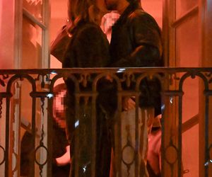 Maciej Musiał całował ukochaną na balkonie