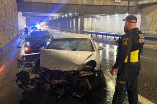 Warszawa: Porsche uderzyło w taksówkę. Kierowca i pasażerowie luksusowego samochodu uciekli 