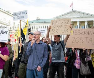 Lokatorzy z Osiedla Przyjaźń protestowali przed ratuszem: Chcemy umów z miastem, nie wysiedleń!