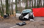 Tragiczny wypadek pod Jarocinem! Nie żyje 29-letni kierowca, a jego żona trafił do szpitala [ZDJĘCIA]