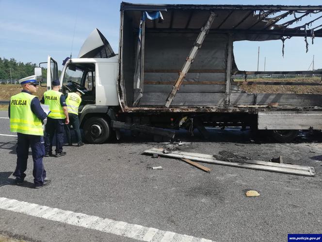 Karambol na trasie S7 pod Olsztynem - przepakowywali ładunek na pasie autostrady