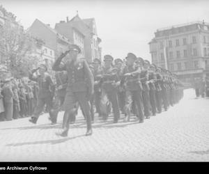 Tak wyglądała Jelenia Góra po wojnie. Zobacz migawki z życia miasta 