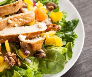 Pikantna sałatka z kurczaka z miodowym sosem - cały lunch na jednym talerzu