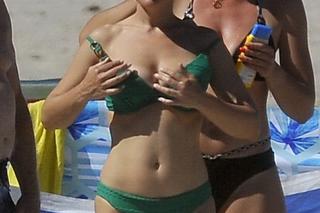 Kasia Cichopek z dziećmi nad morzem