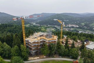 Ścieżka w koronach drzew w Wiśle