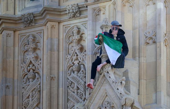   Zamknięto obszar wokół Big Bena. Na wieżę wspiął się mężczyzna z flagą Palestyny