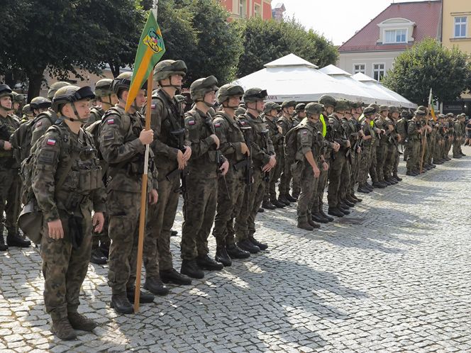 Żołnierze na rynku w Lesznie