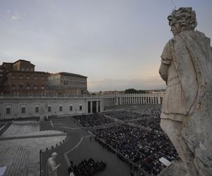 Hołdy na Placu Świętego Piotra.