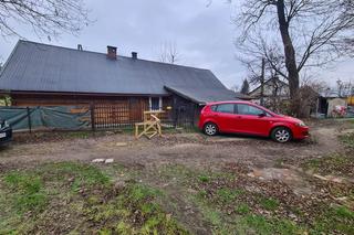 Urzejowice. Auto stoi w poprzek drogi i nikt nic nie może zrobić