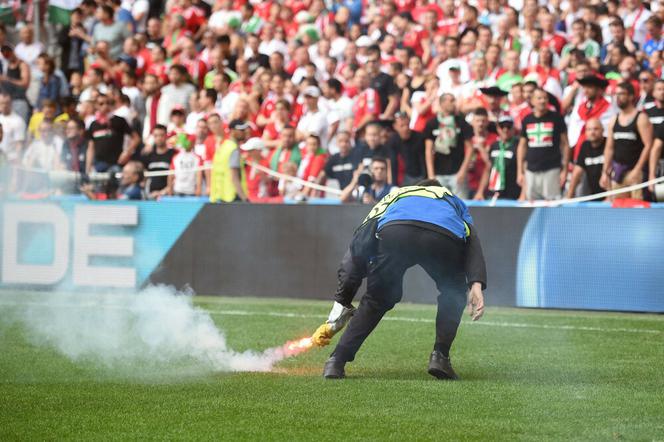 Zadyma kibiców na Euro 2016 podczas meczu Węgier z Islandią