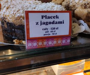 W ofercie jest też placek jagodowy - porcja kosztuje 30 zł