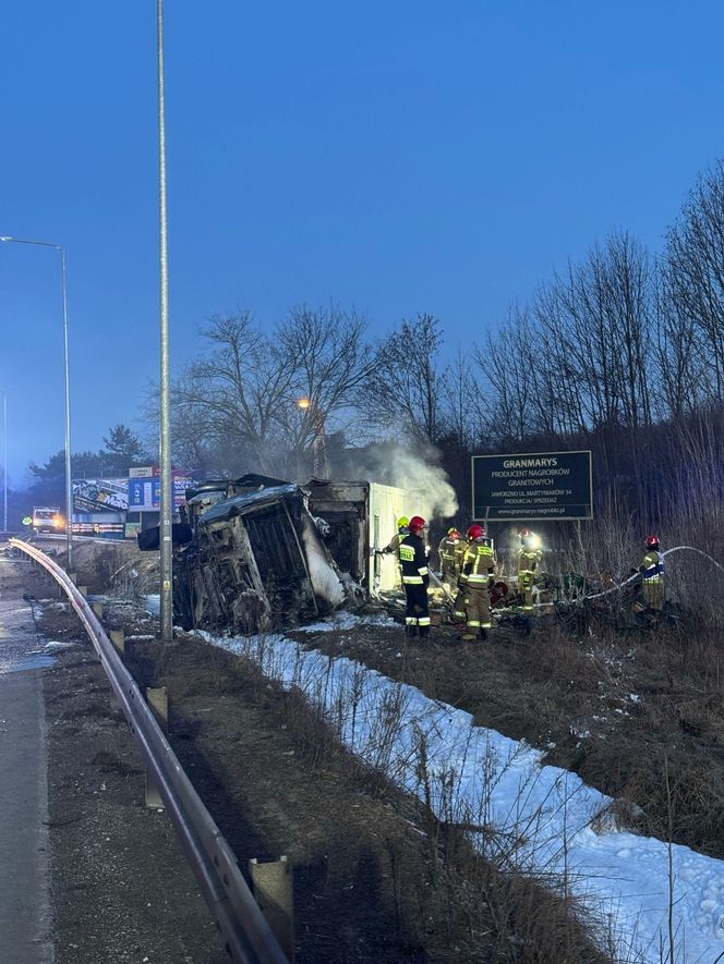 Pożar ciągnika z naczepą na DK 79 w Jaworznie. Kierujący trafił do szpitala