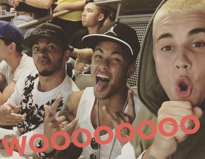 Justin Bieber na meczu z kumplami