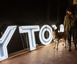 Bytomski neon wrócił do życia. To on witał podróżnych na bytomskim dworcu PKP