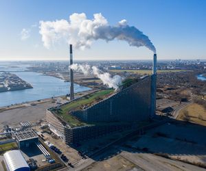 Na dachu spalarni i elektrowni w Kopenhadze powstało CopenHill. Dach przekształcono w centrum sportów. Powstał tu całoroczny stok narciarski, park wspinaczkowy i ścieżki spacerowe