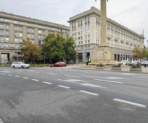 Pijany roztrzaskał się samochodem na pl. Konstytucji. To policjant stołecznej drogówki