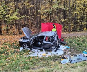 Ciężarówka wjechała w osobówkę. Jedna osoba nie żyje