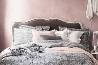 Całe mnóstwo miękkich poduszek i pledów w zimowej sypialni