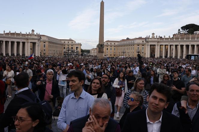 Tłumy na placu św. Piotra
