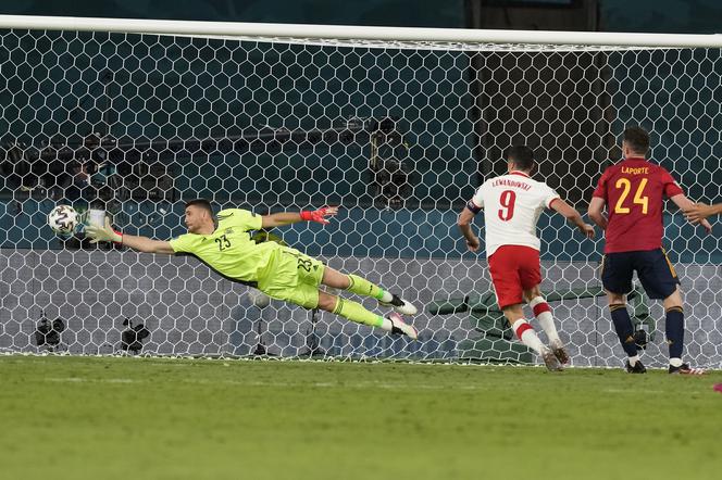 Robert Lewandowski strzela gola.