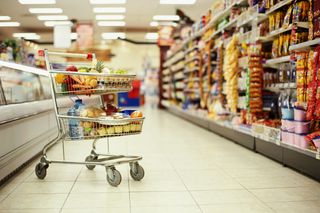 Sklepy zmieniają godziny otwarcia. Wybrane placówki czynne całą dobę