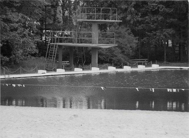 Ośrodek wypoczynkowy w Ostrzeszowie w 1985 r., na terenie którego znajdował się odkryty basen z blokami i trampolinami do skoków. APK, Dziennikarska Spółdzielnia Pracy "Ziemia Kaliska" w Kaliszu