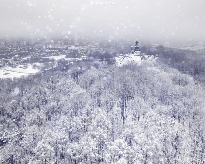 Świętokrzyskie z drona. Zobacz znane miejsca w zimowej szacie