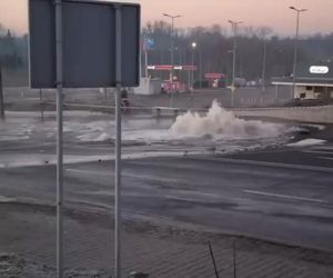 Gejzer wody zalał ulice. W Piekarach Śląskich tworzą się gigantyczne korki