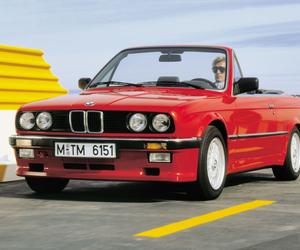 BMW Serii 3 Cabrio (E30): 4-osobowy model z tylnym napędem powstawał w latach 1985-1993 r. Szeroka gama silnikowa pozwala na duży przekrój motorów do wyboru. Sprawne auto można kupić za 7 tys. zł.