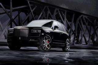 Wstać, szef idzie! Nowy Rolls-Royce Cullinan Black Badge jest mocniejszy i bardziej luksusowy - WIDEO, GALERIA