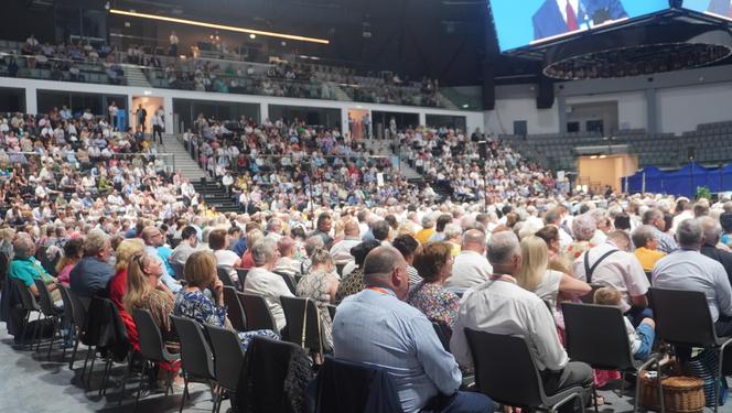 Kongres Świadków Jehowy w Olsztynie. W hali Urania chrzest przyjęli nowi członkowie [ZDJĘCIA]