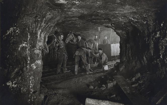 Górnicy przy kolejce konnej