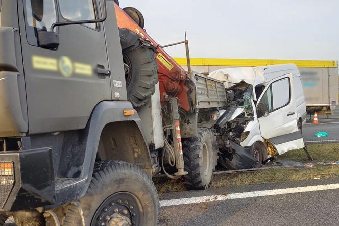 Wypadek na A1 w Kujawsko-Pomorskiem. Dwie osoby ranne - zdjęcia z miejsca zdarzenia