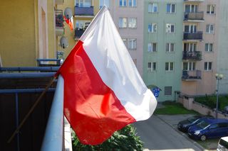 Jak prawidłowo zawiesić flagę? Jest kilka zasad!