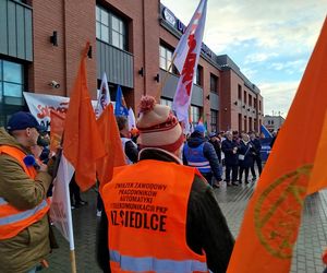 Pracownicy Zakładu Linii Kolejowych pikietowali w Siedlcach! Poparli ich siedleccy radni