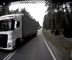 Tir jechał na zderzenie z autobusem pełnym pasażerów. O krok od tragedii na DK 11 pod Tarnowskimi Górami [ZDJĘCIA].